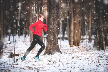 Photo sur Aluminium Sports dhiver Femme qui court en hiver