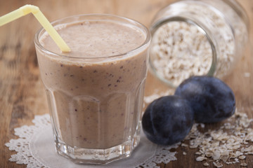 Cleansing  smoothie of  prune  with oats