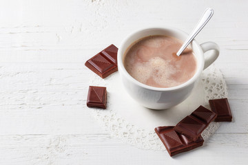 Tasse de boisson chaude de cacao avec des bonbons