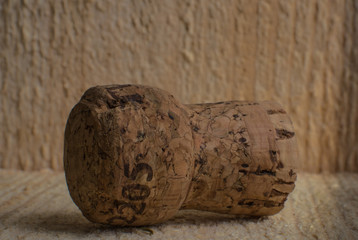 Пробка от шампанского на фоне фактуры дерева © vaska24