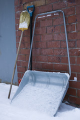 Большая лопата для уборки снега вручную