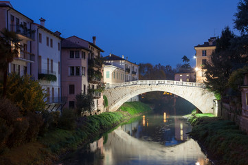Fototapeta na wymiar Night view of the old stone San Michele bridge, Vicenza, Italy