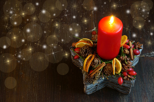 Weihnachtliche/adventliche Dekoration mit Kerze, Bokeh, Textraum, Copy space