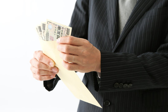 お金を数える男性