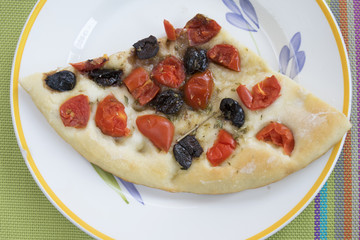 white pizza with black olives and tomatoes