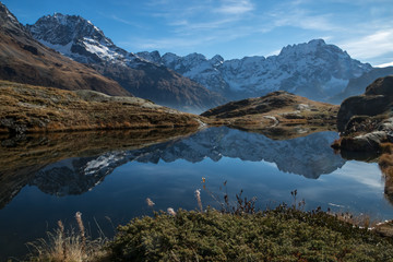 Lac du Lauzon , Massif des Ecrins , à l' automne dans les Alpes. France