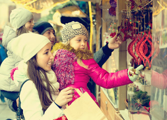 Parents with kids at X-mas market.