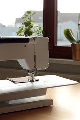 Nähmaschine zu Hause auf Tisch vor Fenster, Rückansicht