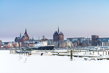 Blick über die Warnow auf die Hansestadt Rostock im Winter