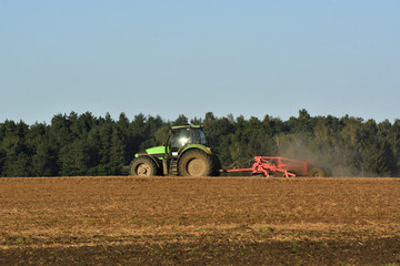 Obraz premium work in the field plowing