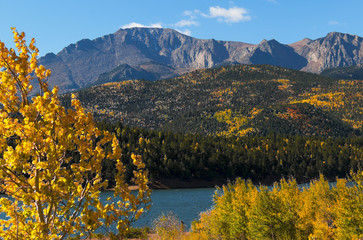 Naklejka premium Pikes Peak and Crystal Reservoir