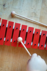 Kind spielt Xylophon