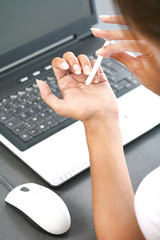 plan serr&eacute; d'une femme qui lime ses ongles au bureau