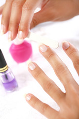 plan serr&eacute; d'une femme qui se lime les ongles