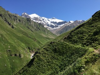 Fototapeta na wymiar The path to the Elbrus