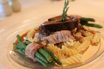 Schweinebraten mit Spiralnudeln und Speckbohnen