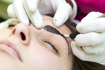 Mikrobleyding eyebrows workflow in a beauty salon