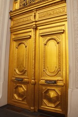 Porte dorée d'un immeuble à Paris