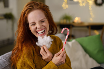 lachende frau spielt weihnachtsmann