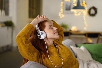 frau entspannt mit guter musik