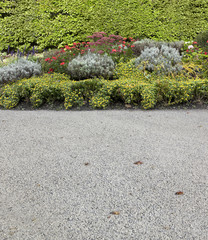 Blumenbeet mit Kiesweg