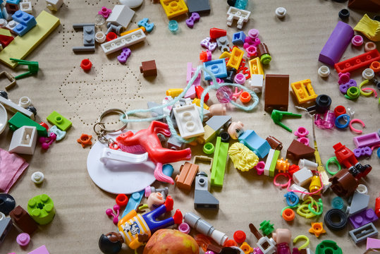 Unordnung im Kinderzimmer, Bausteine und Kleinteile im Pappkarton