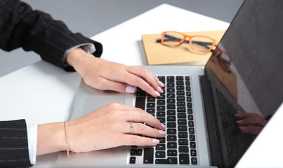 Naklejka premium Close-up of typing female hands on keyboard