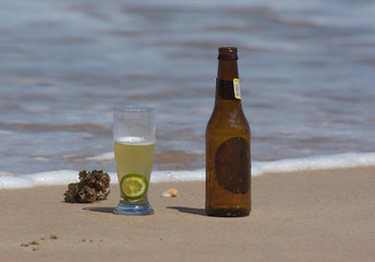 botella de cerveza y vaso con cerveza y lima