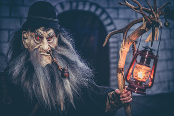 Perchten bei einem Perchtenlauf im Advent