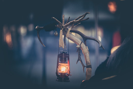 Laterne eines Perchten bei einem Perchtenlauf