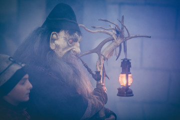 Hexe bei einem Perchtenlauf im Advent