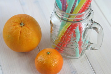 Mandarynka i pomarańcza na białym tle