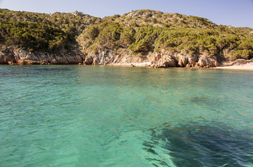 Obraz premium In Sardegna mare e cielo, acqua e rocce, acqua limpida, sole sull'isola.