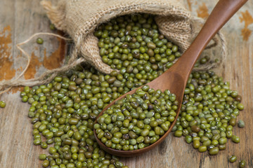 Obraz premium Mung bean on wooden spoon