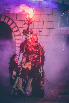 Perchten bei einem Perchtenlauf im Advent	