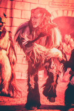 Perchten bei einem Perchtenlauf im Advent	