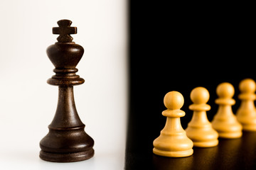 Scacchi fotografati su una scacchiera