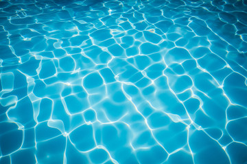 Obraz premium Blue water surface with sun reflection