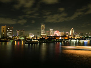 Fototapeta na wymiar 横浜の夜の港