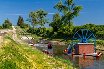 Foto op Plexiglas Kanaal Het Elblag-kanaal, historisch monument van hydro-engineering, Polen