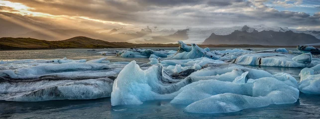 Crédence de cuisine en verre imprimé Glaciers Icebergs dans la lagune glaciaire de Jökulsarlon en Islande au coucher du soleil