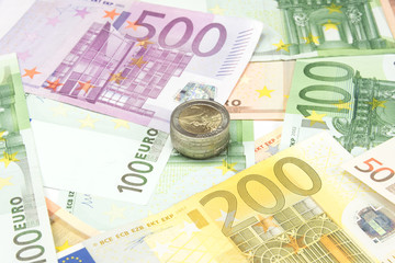 Münzen und Euro Geldscheine