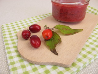 Selbst gemachte Kornelkirschkonfitüre im Glas