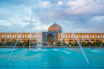 Moquée Sheikh Lotfollah sur la place Naqsh-e Jahan (place de l'Imam) à Ispahan, Iran.