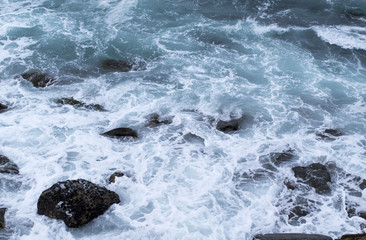 The waves rolled ashore and breaking on the rocks 