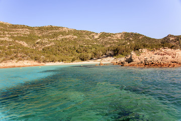 Stintino, in Sardegna mare e cielo, acqua e rocce, acqua limpida, sole sull'isola.   