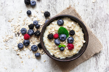 Obraz na płótnie Canvas oatmeal porridge with ripe berries
