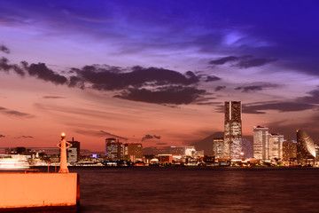 Fototapeta premium Sylwetka Yokohamy widziana z molo Daikoku i zachód słońca nad Minatomirai