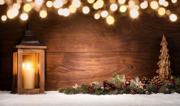 Weihnachten Arrangement mit Laterne, Weihnachtsdeko und Lichtern, Textfreiraum auf dunklem Holz 