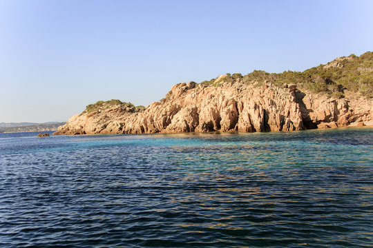 Stintino, in Sardegna mare e cielo, acqua e rocce, acqua limpida, sole sull'isola.  